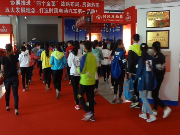 县实验小学部分小学生来凯发一触即发科技展厅开展科普日活动